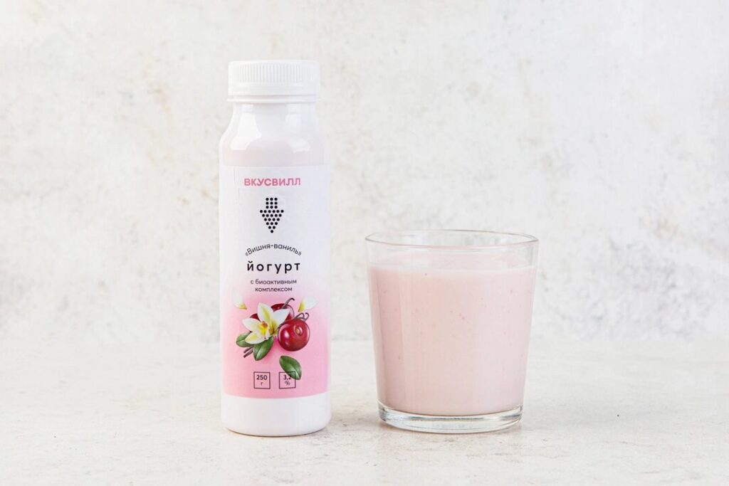 Йогурт питьевой «Вишня-ваниль» с биоактивным комплексом 3,2% жирности
